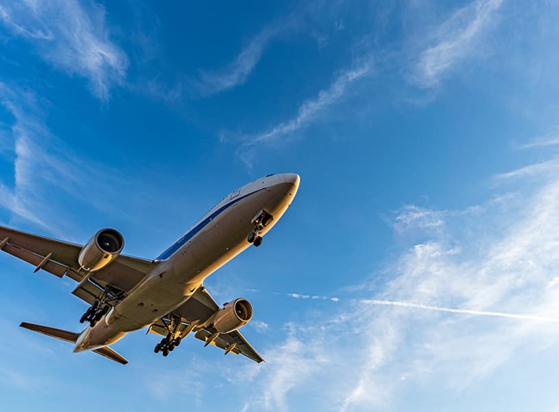 旅客機が青空の中を飛ぶ