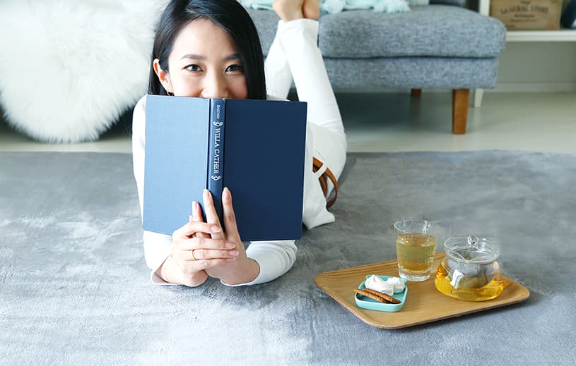 ラグの上でリラックスする女性