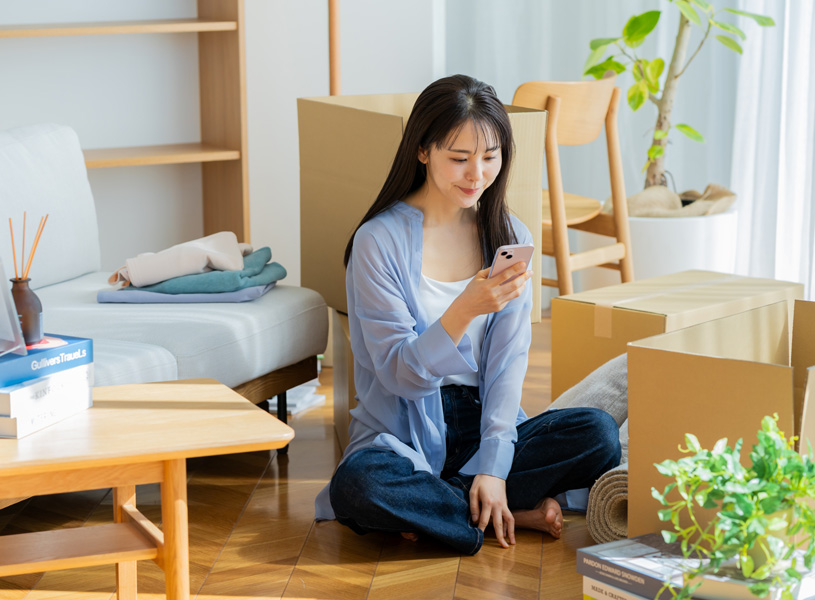 防犯対策を検索する女性